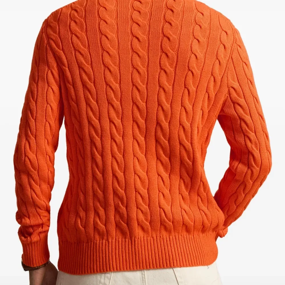 Вязаный свитер с вышивкой