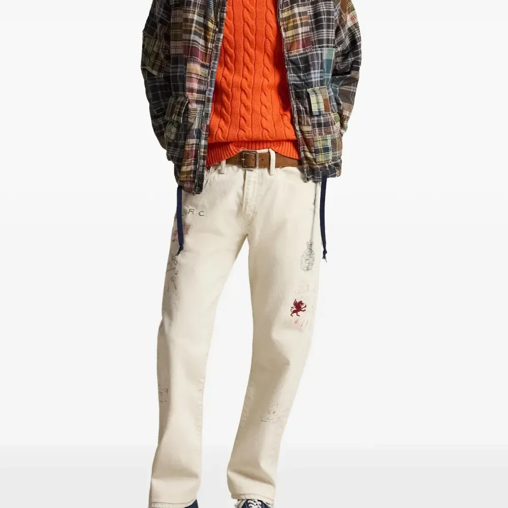 Вязаный свитер с вышивкой