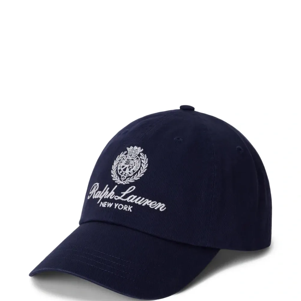 Бейсболка с вышитым логотипом