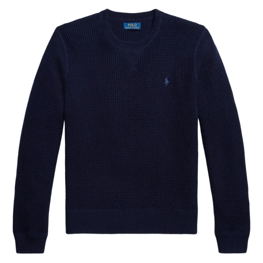 Вязаный вышитый свитер