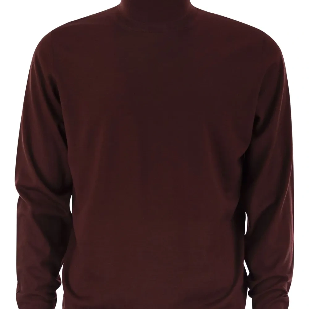 Свитер с высоким воротником