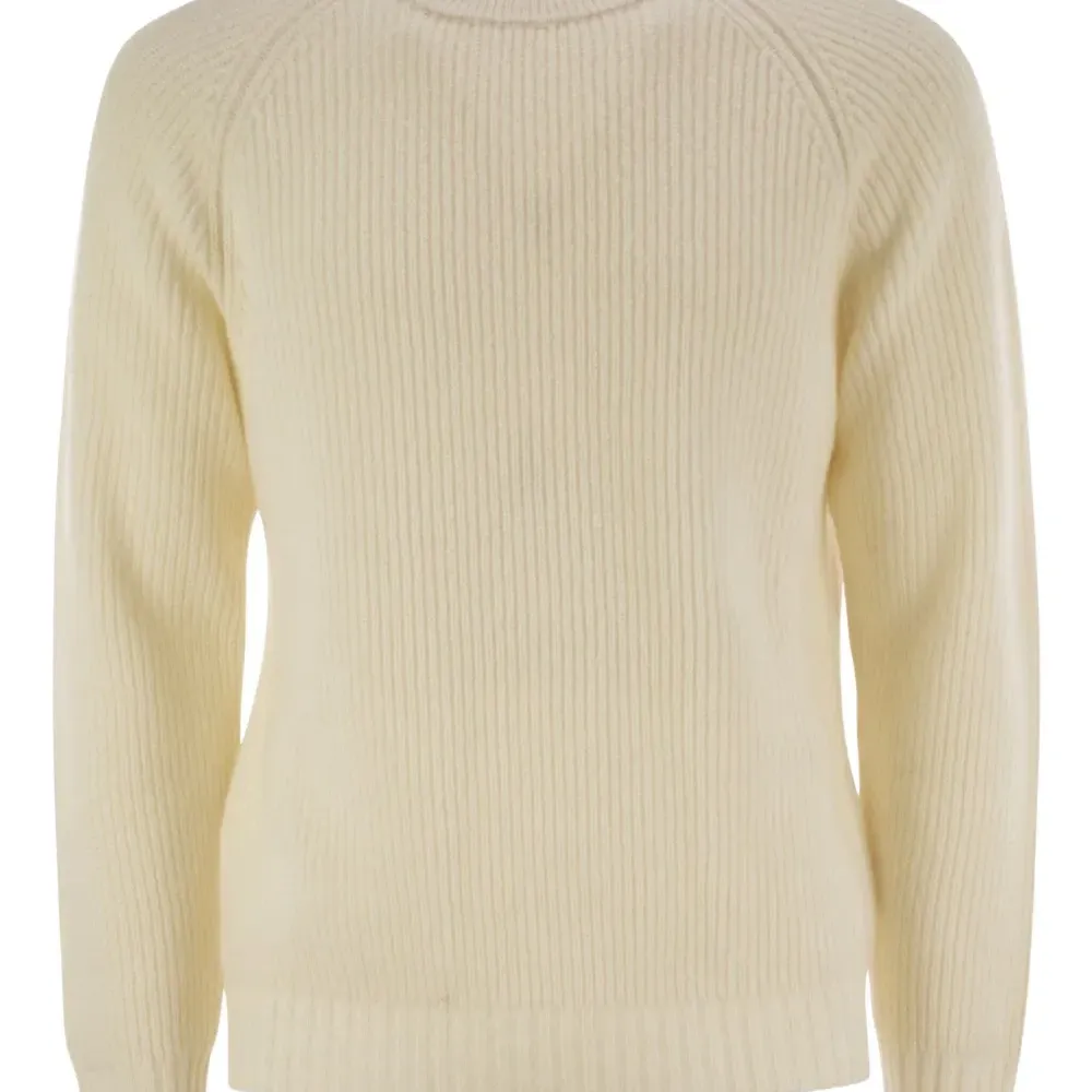 Свитер в рубчик с круглым вырезом