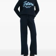 Свитер с вышитым логотипом