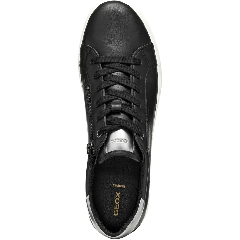 Кроссовки на шнуровке