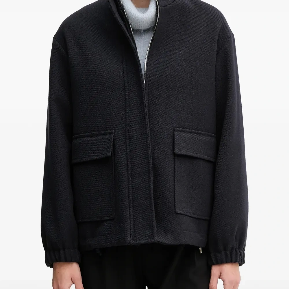 Куртка с карманами с клапанами и молнией