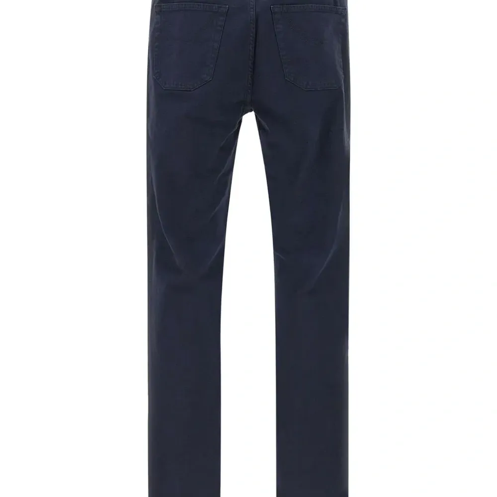 Брюки John с пятью карманами и нашивкой-логотипом Брюки John с пятью карманами и нашивкой-логотипом