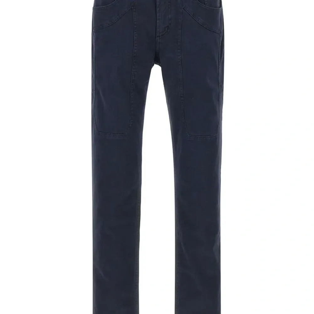 Брюки John с пятью карманами и нашивкой-логотипом Брюки John с пятью карманами и нашивкой-логотипом