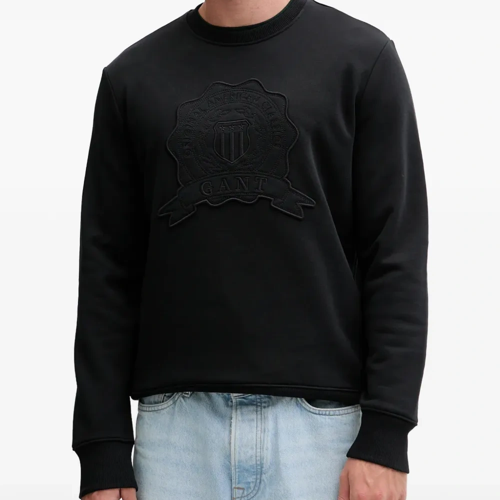 Свитшот с аппликацией и круглым вырезом