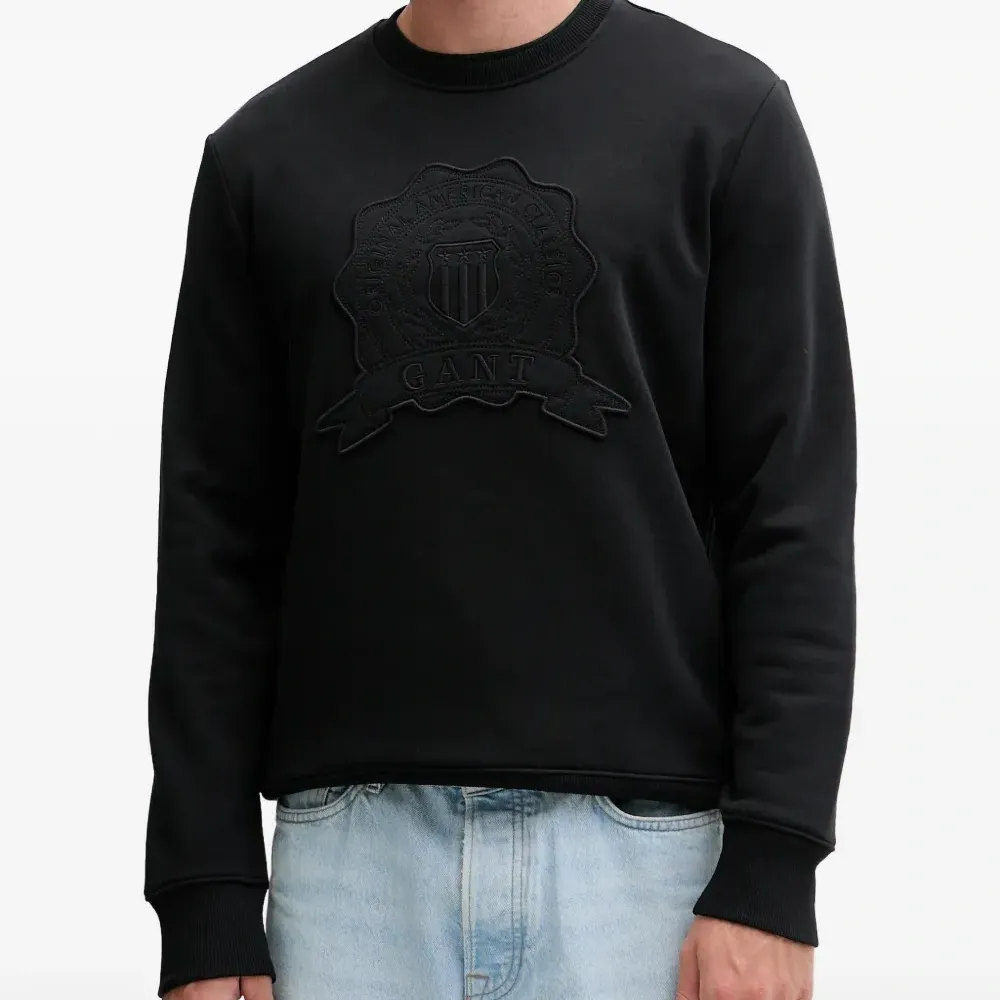 Свитшот с аппликацией и круглым вырезом