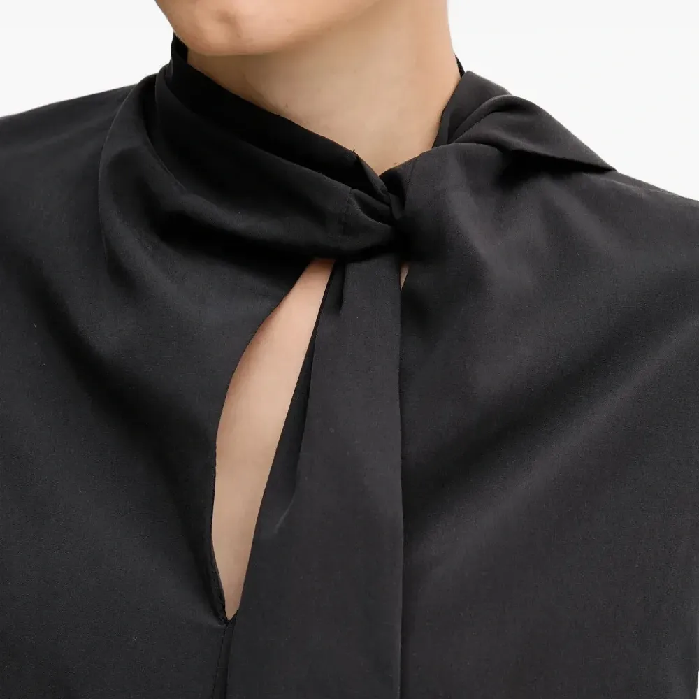 Блузка с завязкой на шее