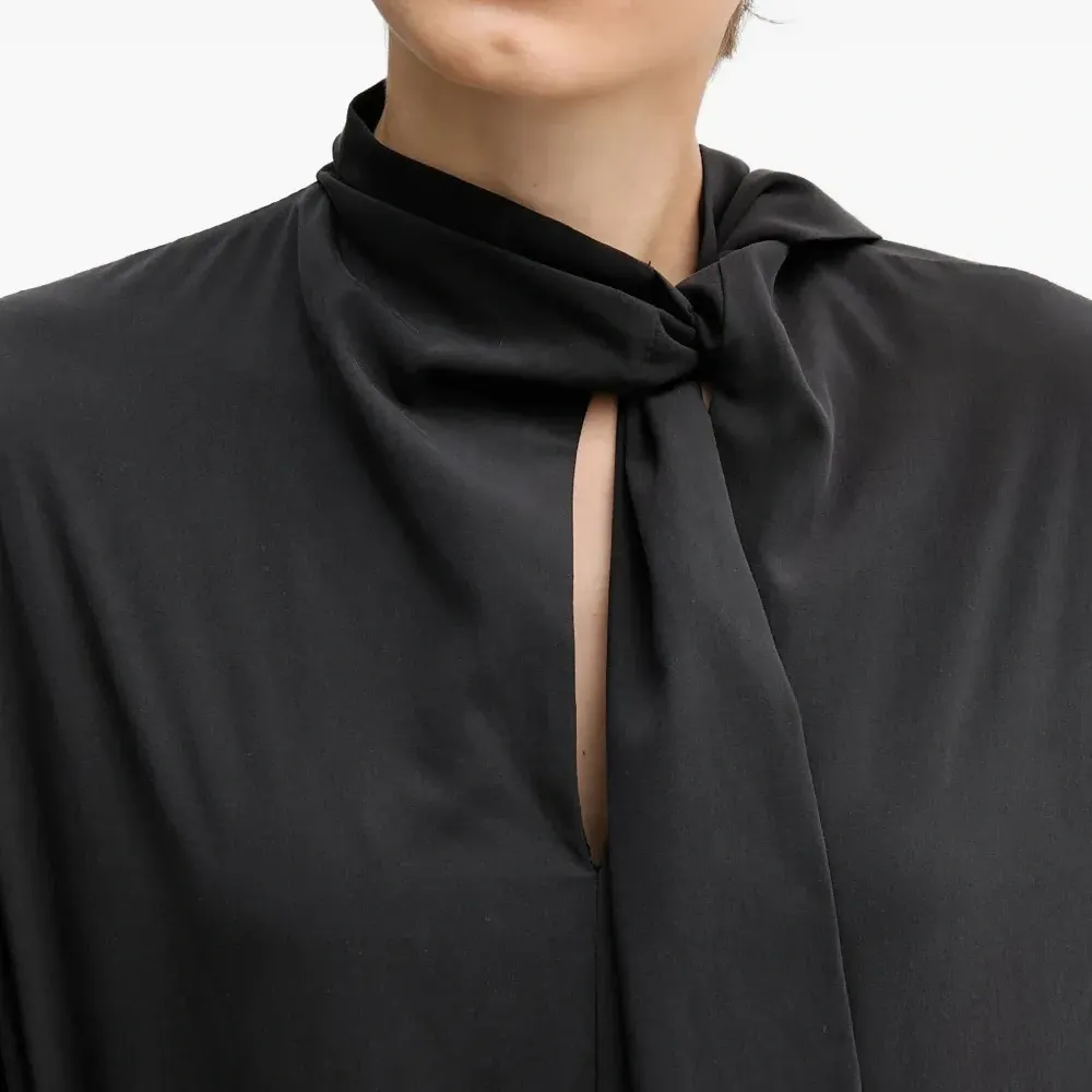 Блузка с завязкой на шее