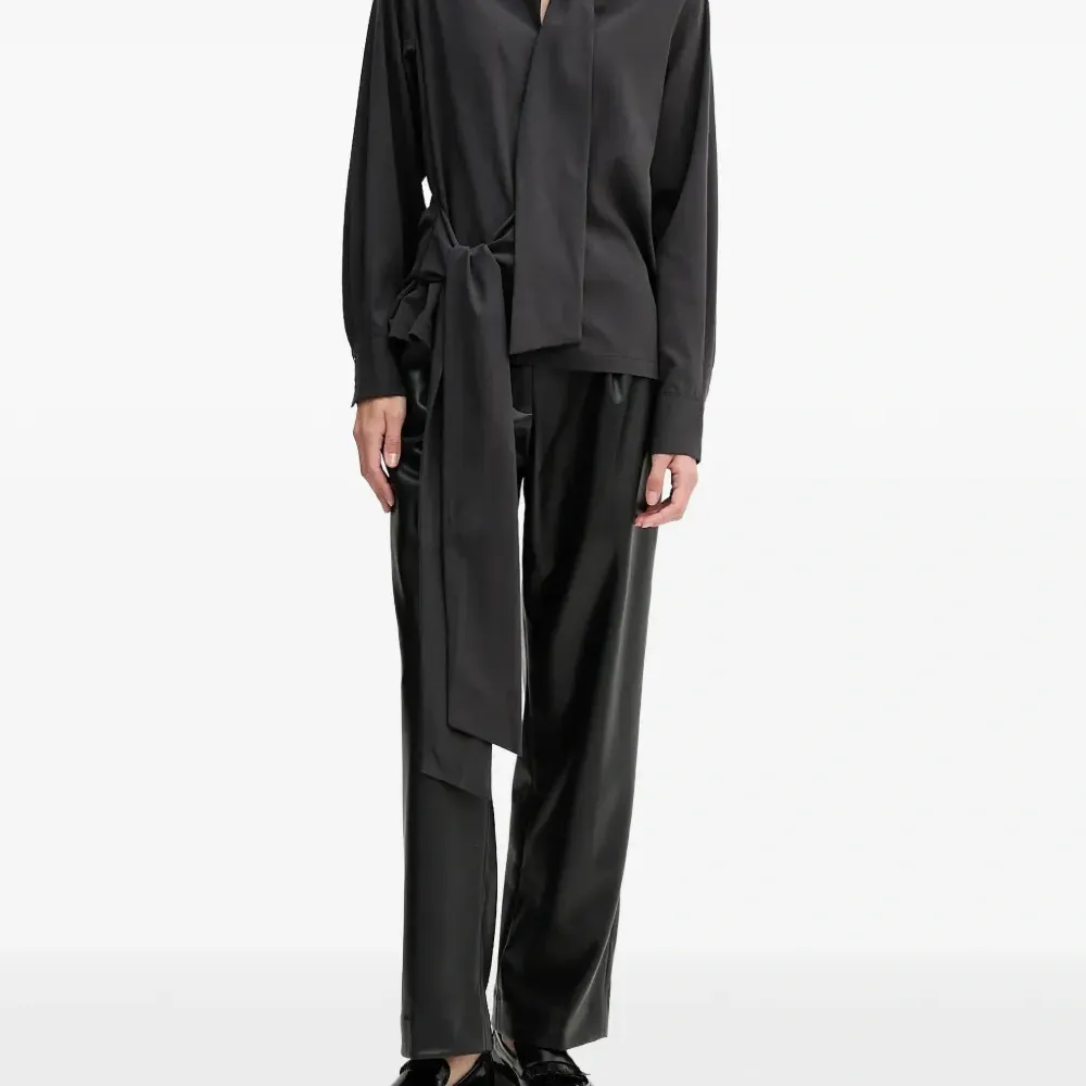 Блузка с завязкой на шее