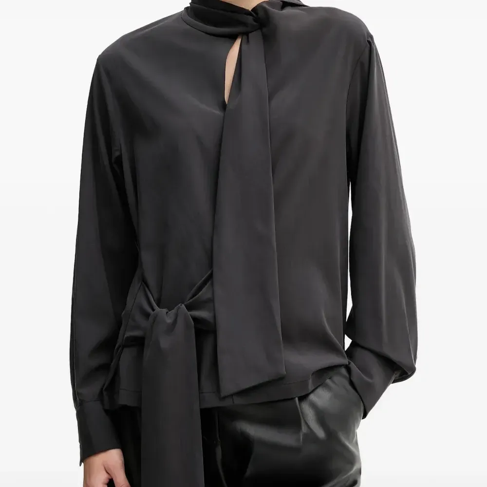 Блузка с завязкой на шее