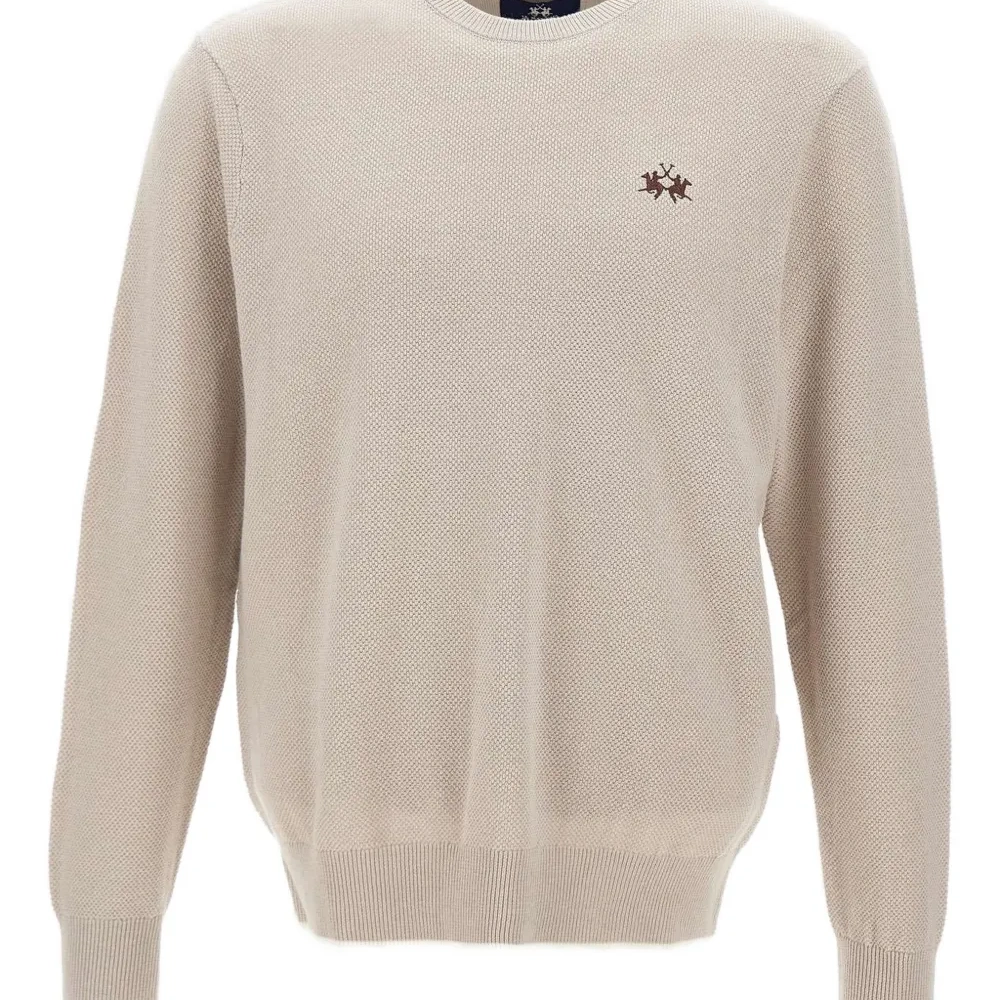 Свитер с вышитым логотипом