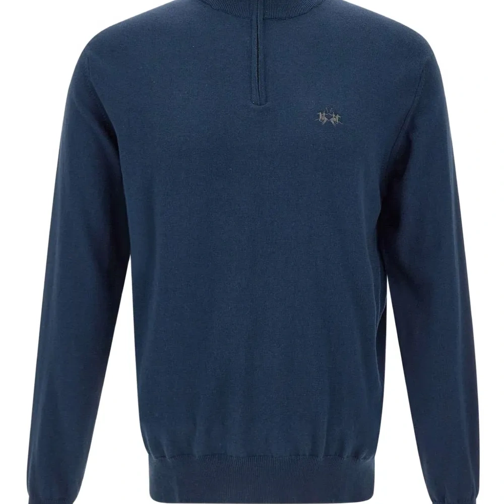 Свитер с вышитым логотипом