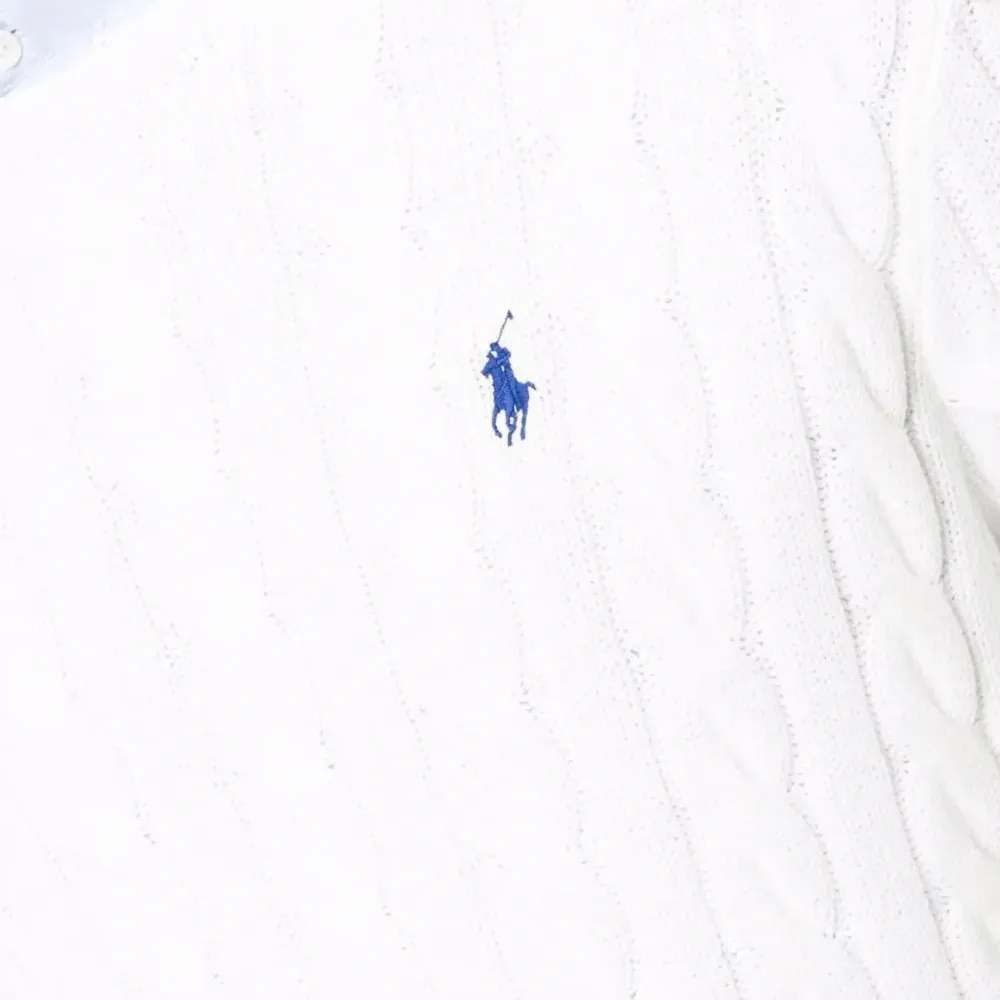 Джемпер с круглым вырезом и вязкой «косы»