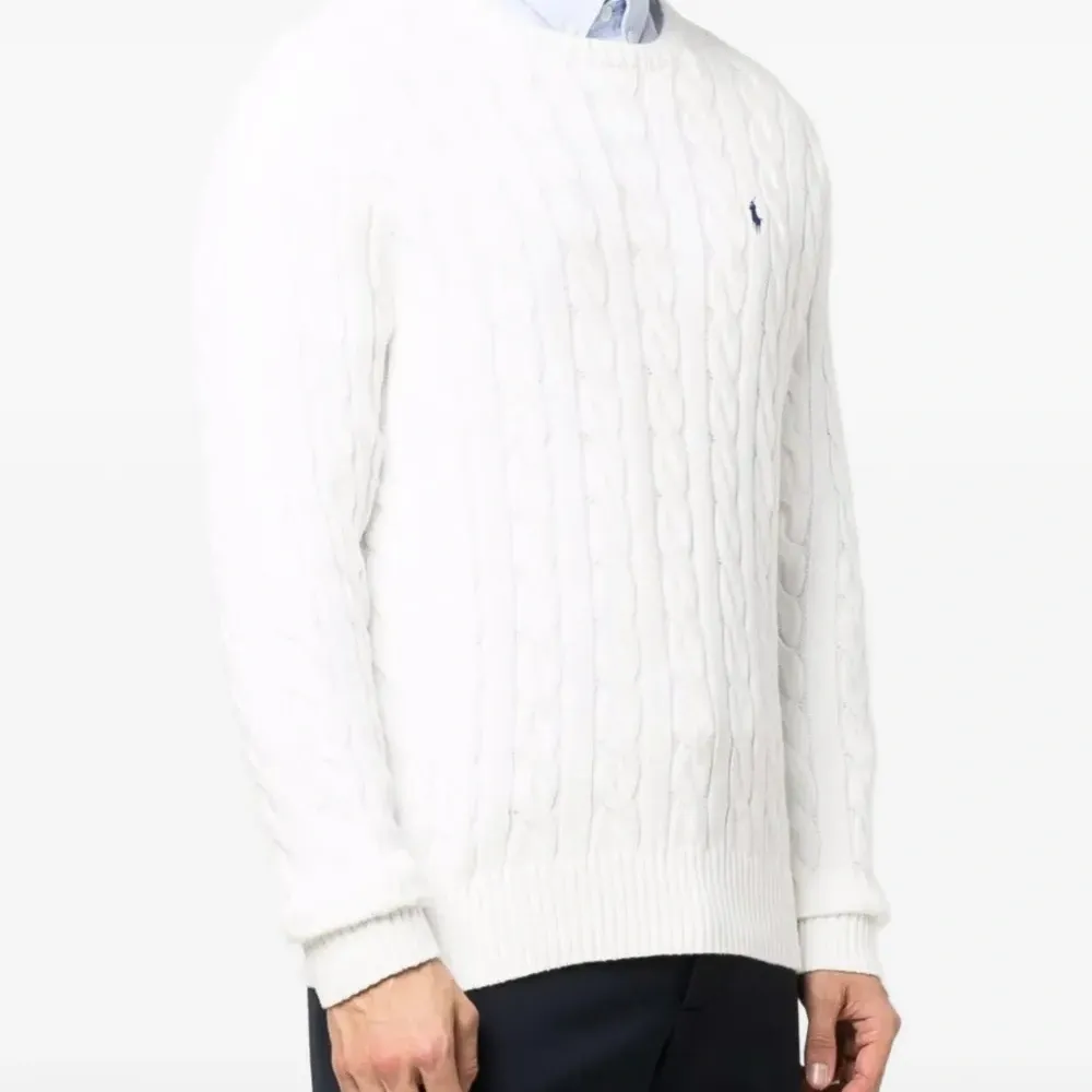 Джемпер с круглым вырезом и вязкой «косы»