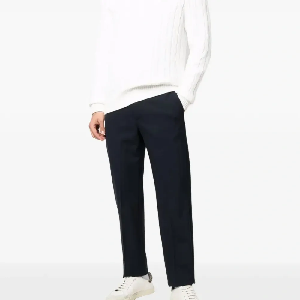 Джемпер с круглым вырезом и вязкой «косы»