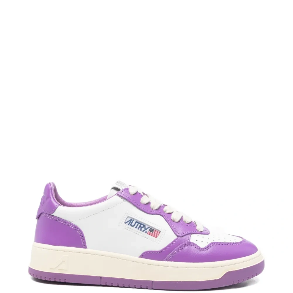 Перфорированные кроссовки на шнуровке