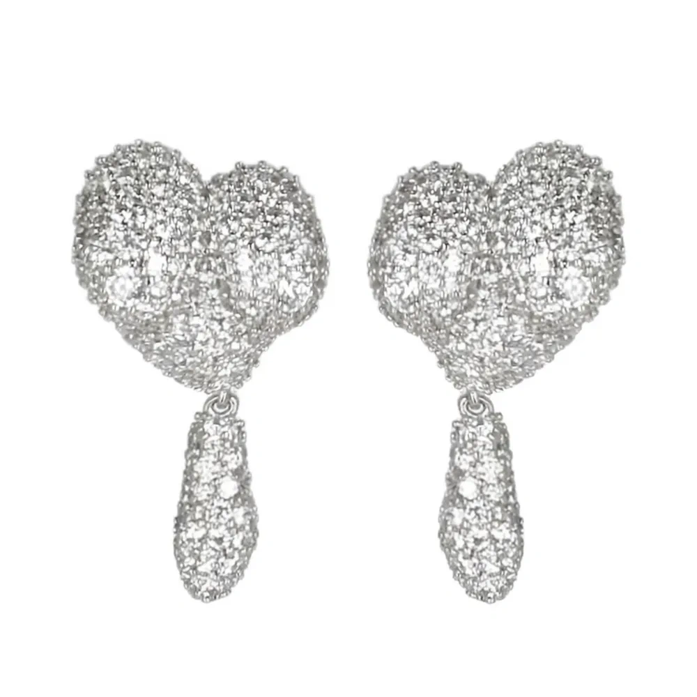 Асимметричные серьги с подвесками в форме сердца