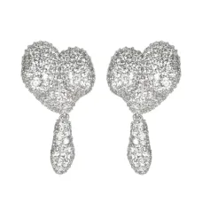 Асимметричные серьги с подвесками в форме сердца