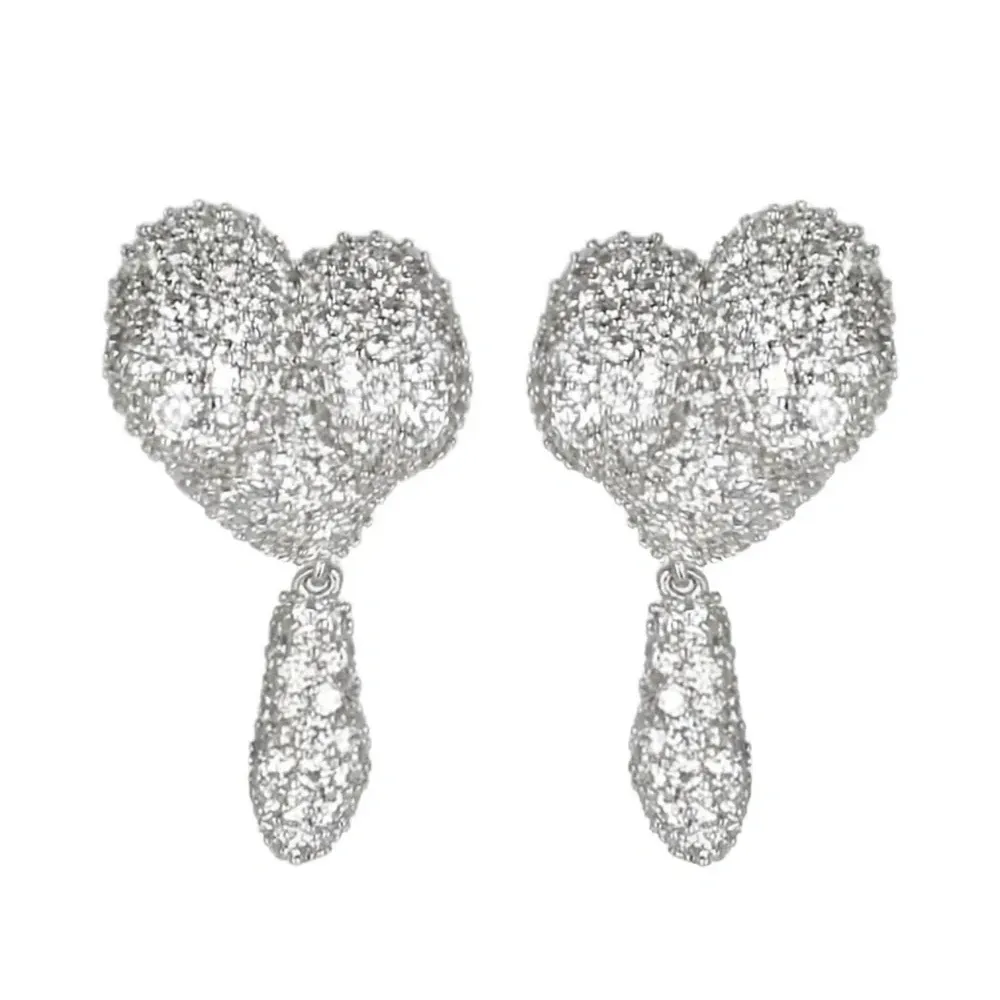 Асимметричные серьги с подвесками в форме сердца