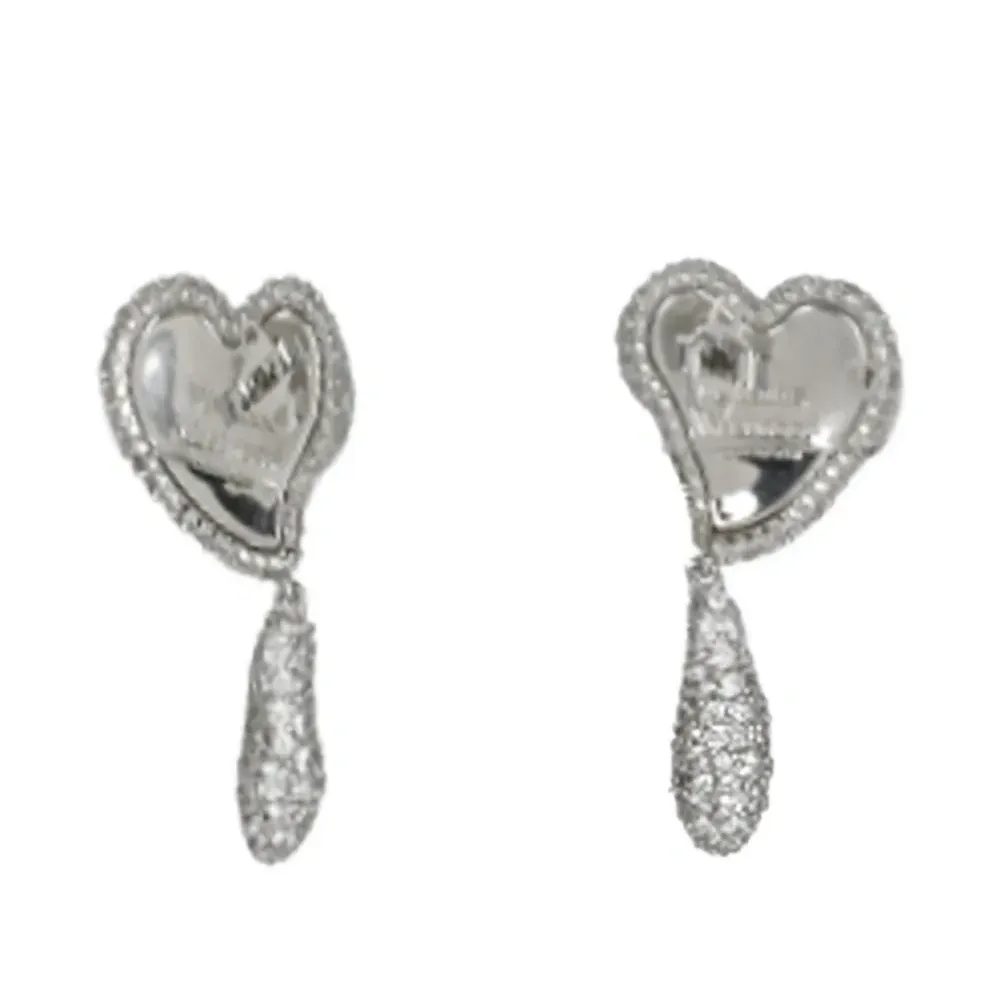 Асимметричные серьги с подвесками в форме сердца