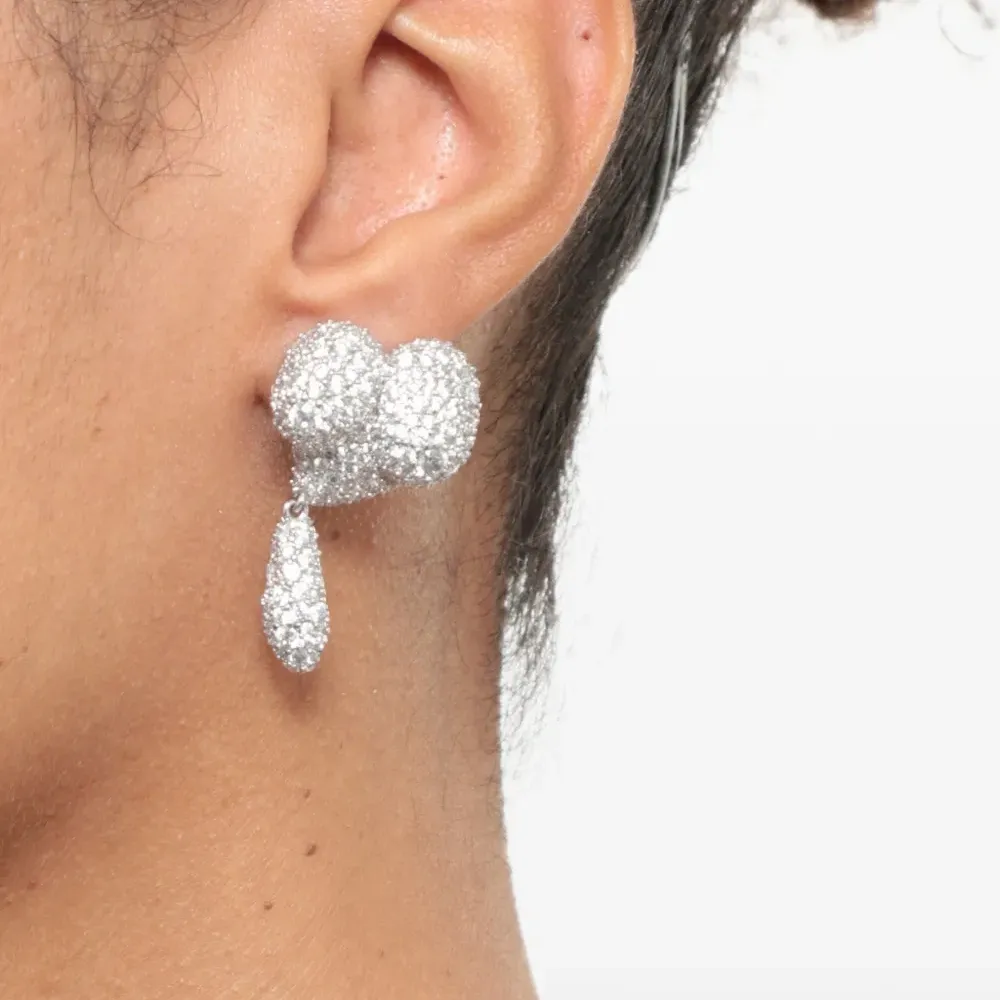 Асимметричные серьги с подвесками в форме сердца