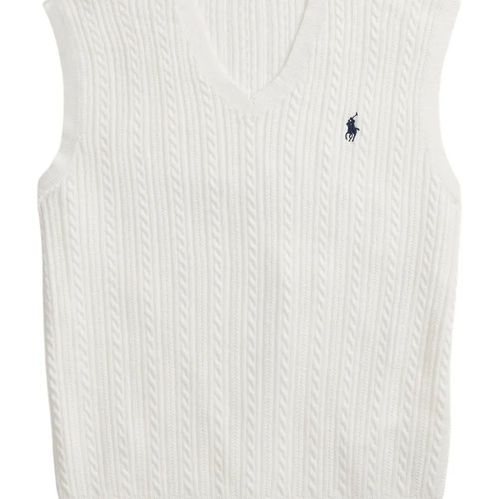 Жилет фактурной вязки с вышитым логотипом