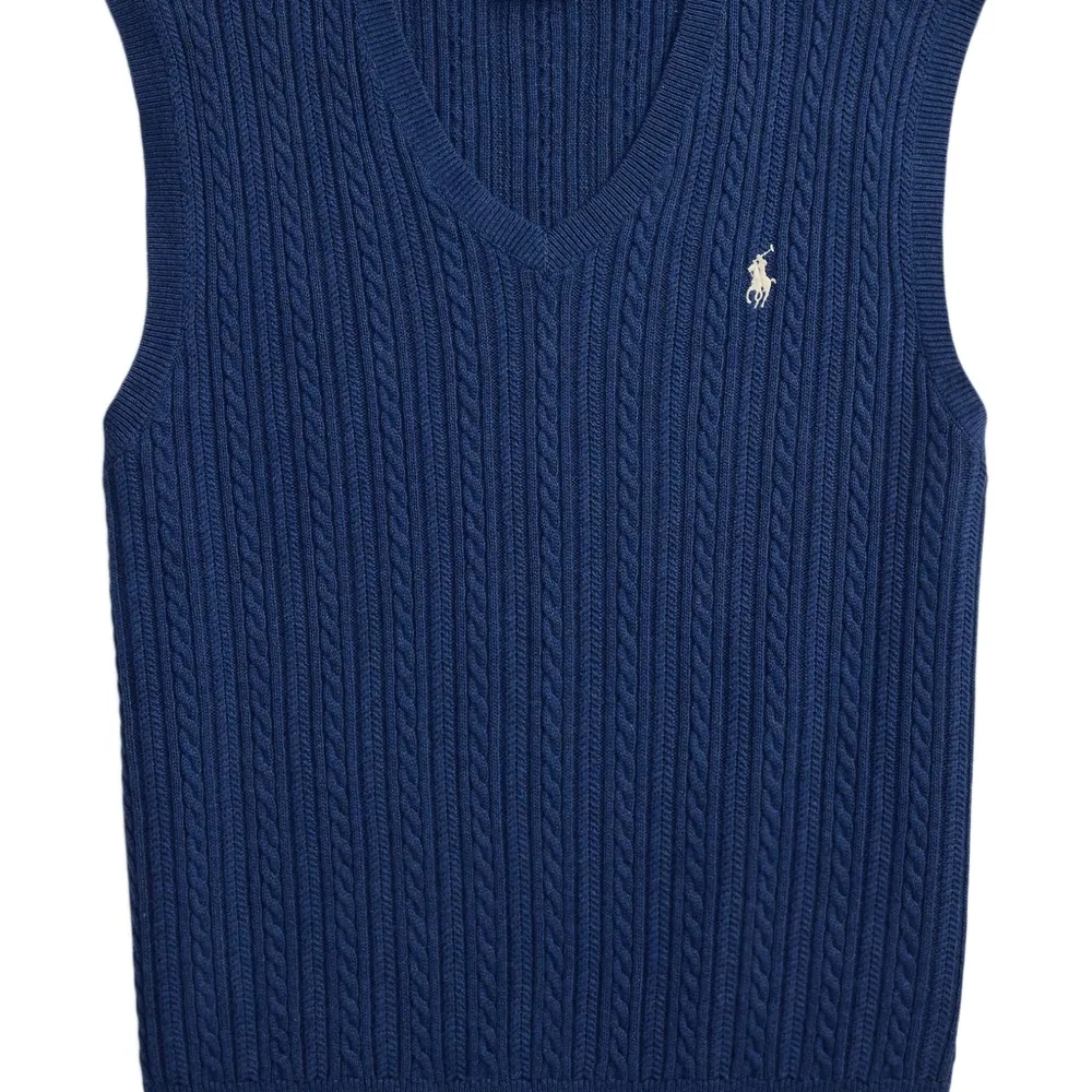 Жилет фактурной вязки с вышитым логотипом