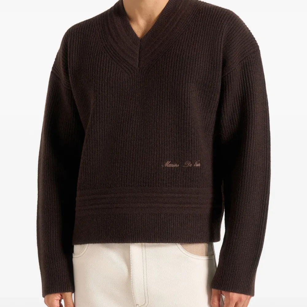 Свитер с приспущенными плечами и V-образным вырезом