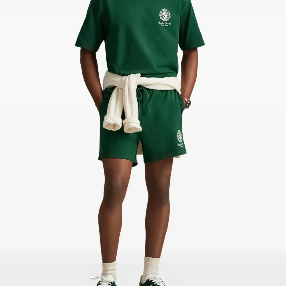 Футболка с вышивкой