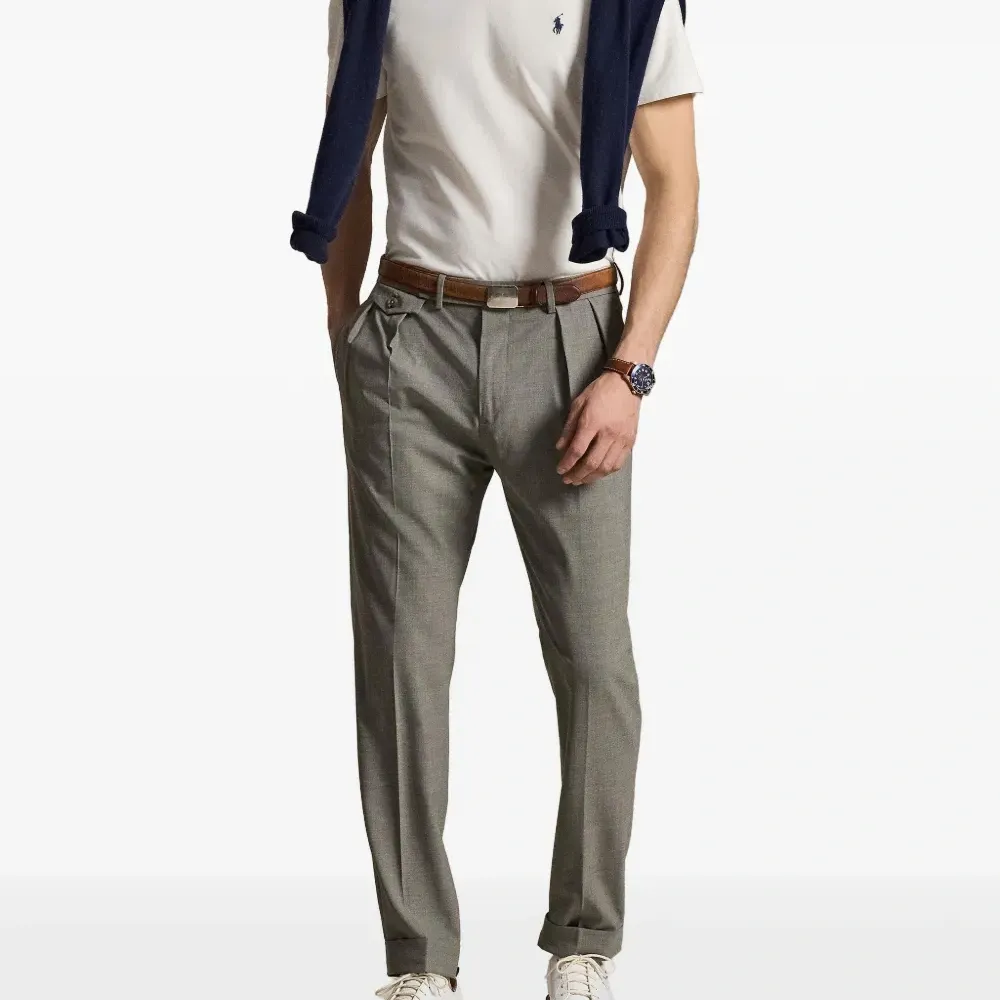 Футболка с V-образным вырезом и вышивкой