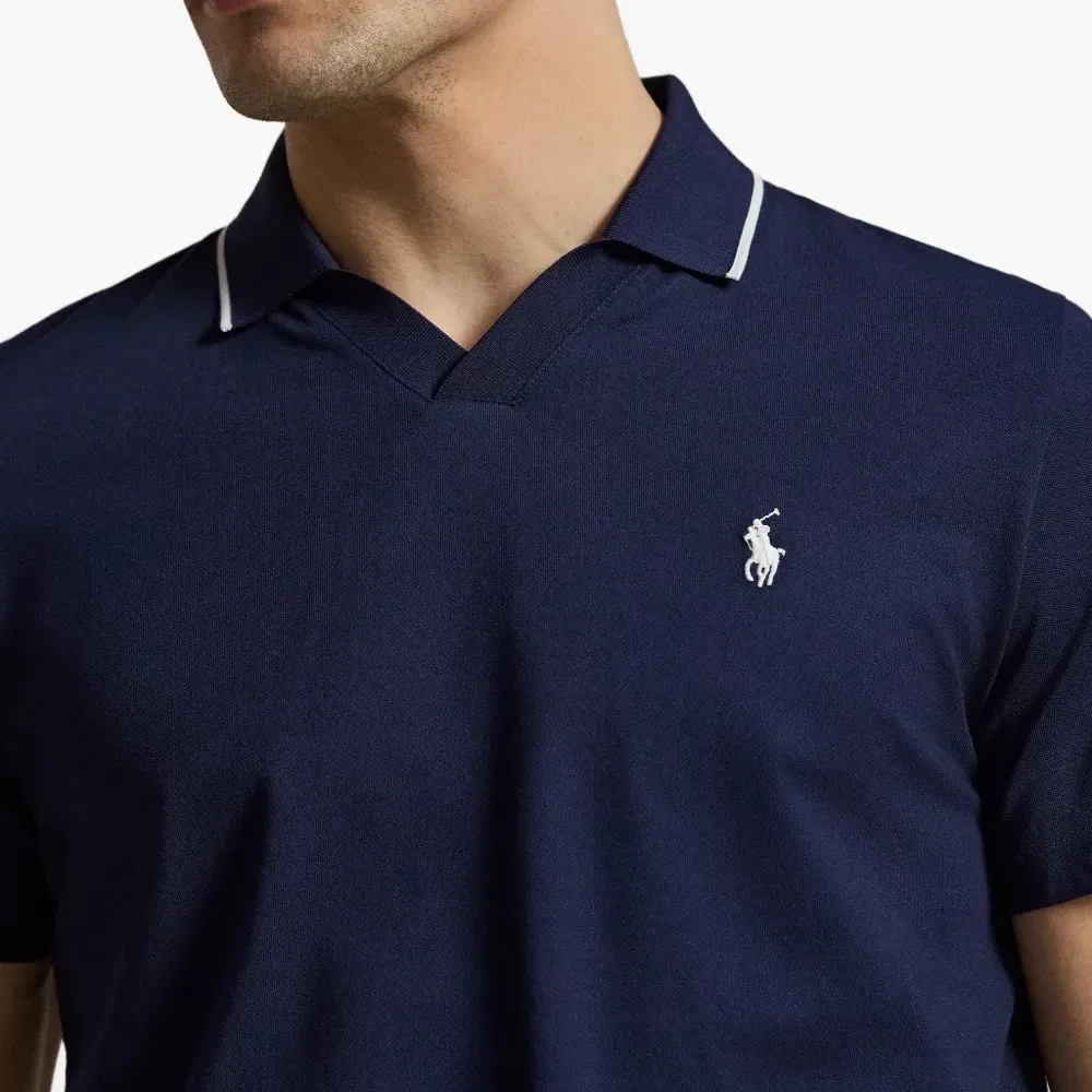 Футболка с V-образным вырезом и логотипом