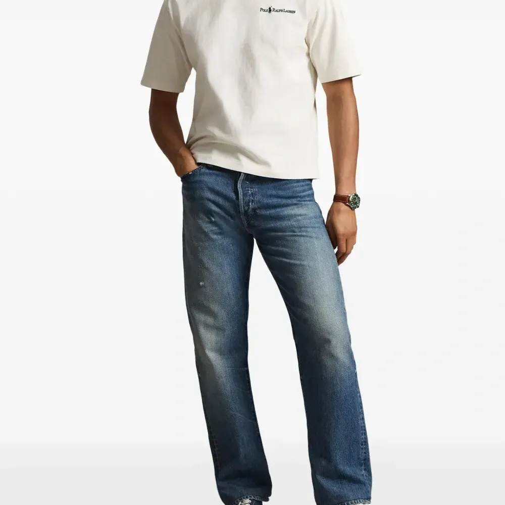 Футболка с вышитым логотипом