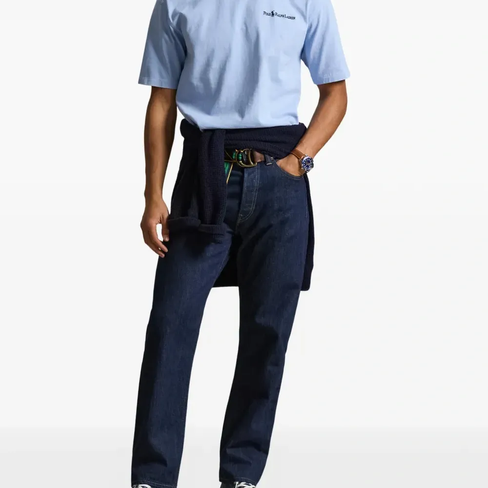 Футболка с вышитым логотипом