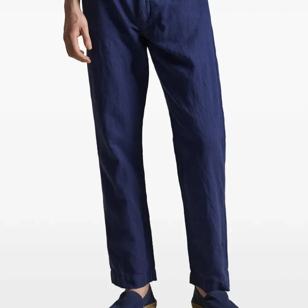 Брюки с вышитым логотипом