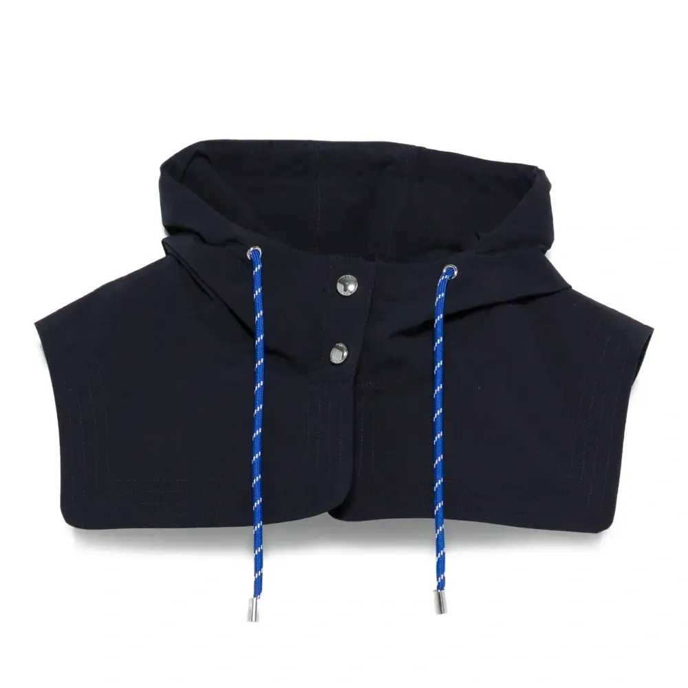 Затягивающийся на шнурок капюшон