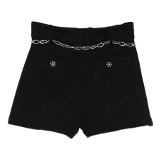 Короткие шорты с цепочкой