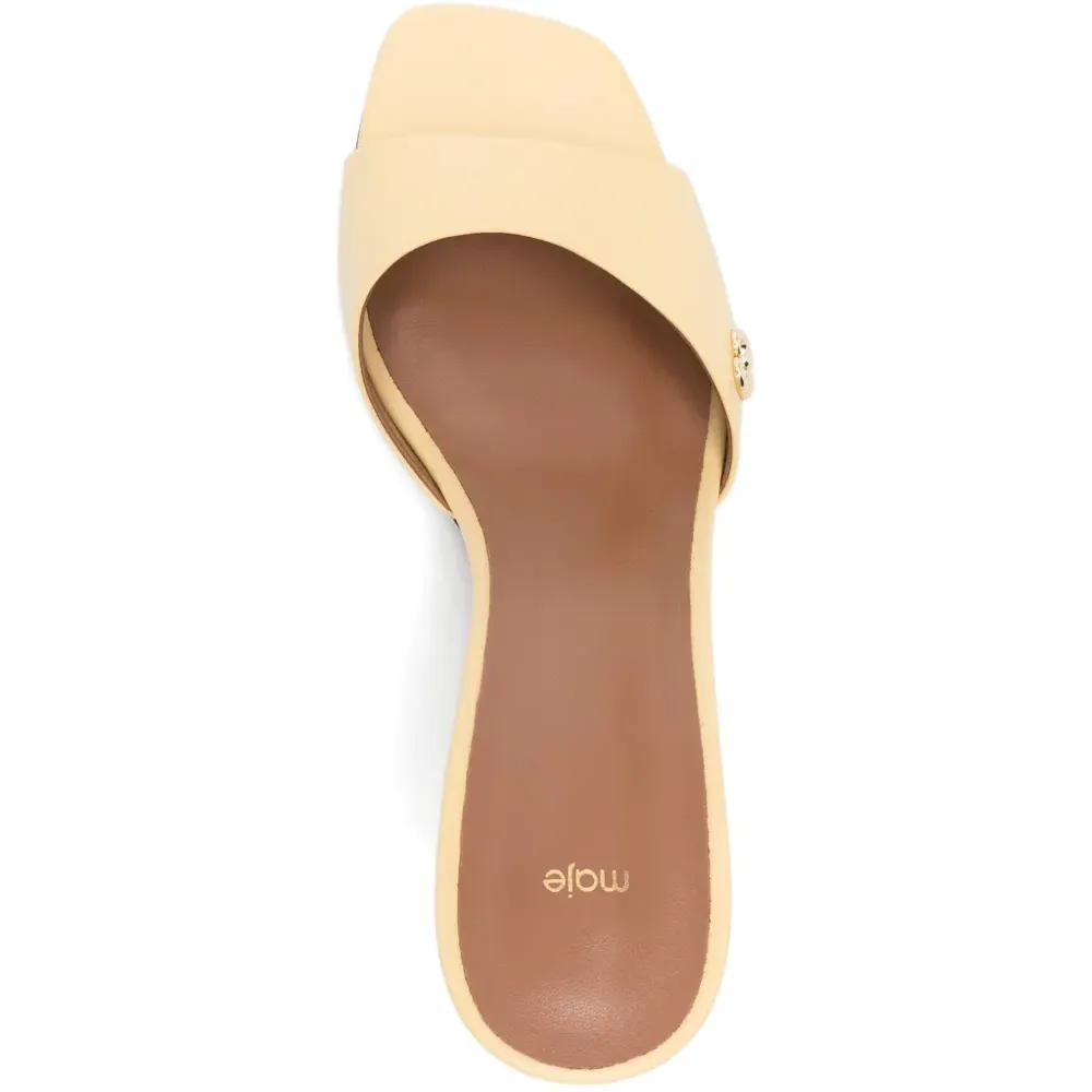 Босоножки на каблуке