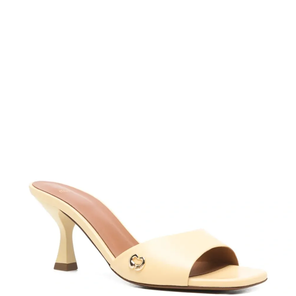 Босоножки на каблуке