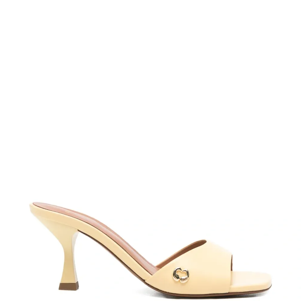 Босоножки на каблуке