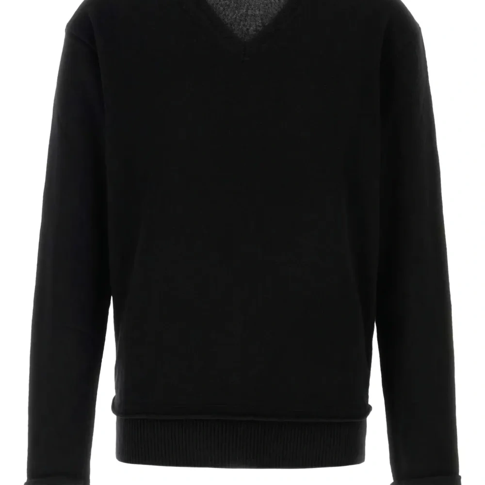 Шерстяной свитер с V-образным вырезом