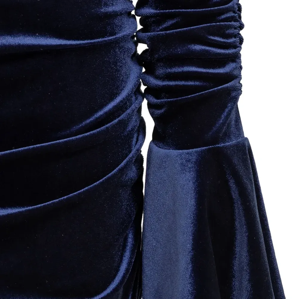 Платье со сборками и вырезом