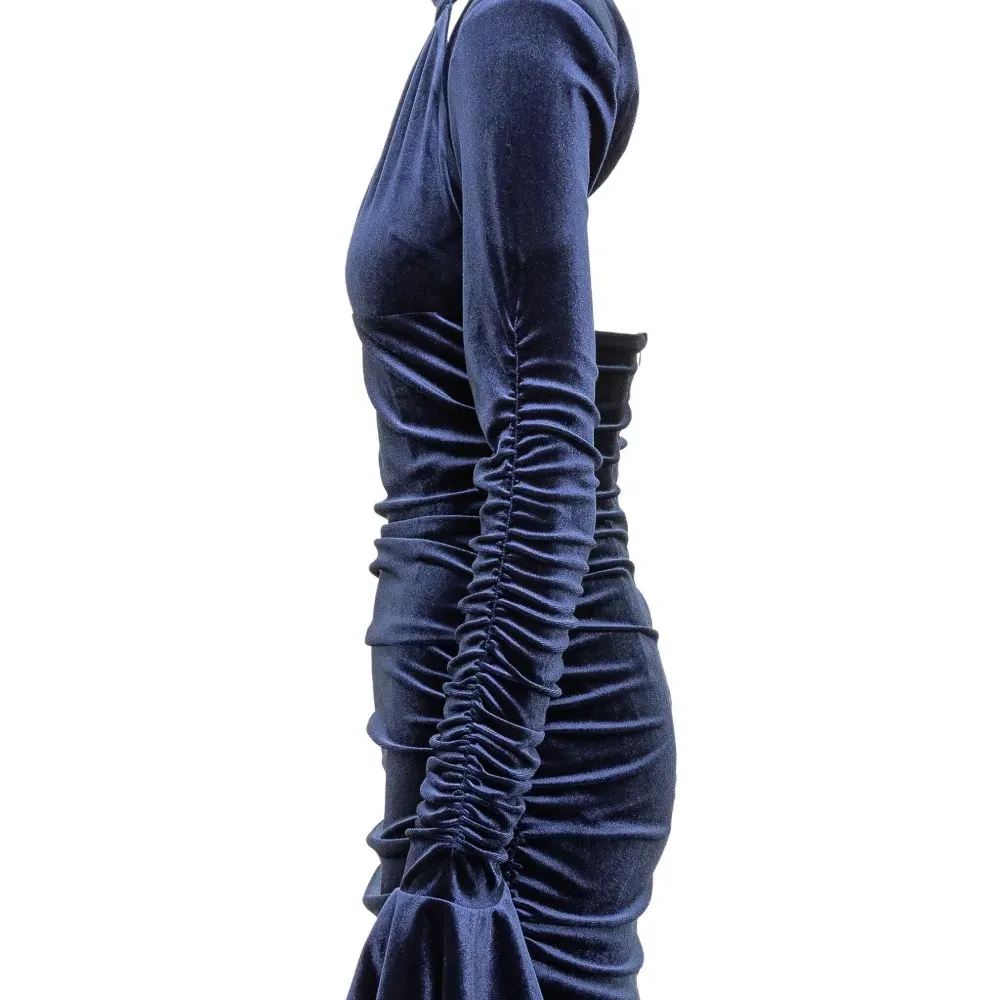 Платье со сборками и вырезом