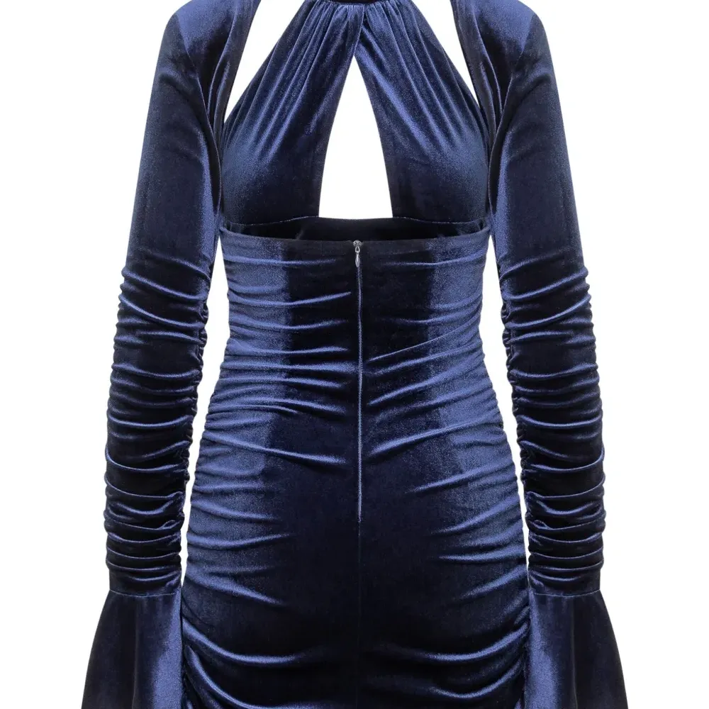 Платье со сборками и вырезом