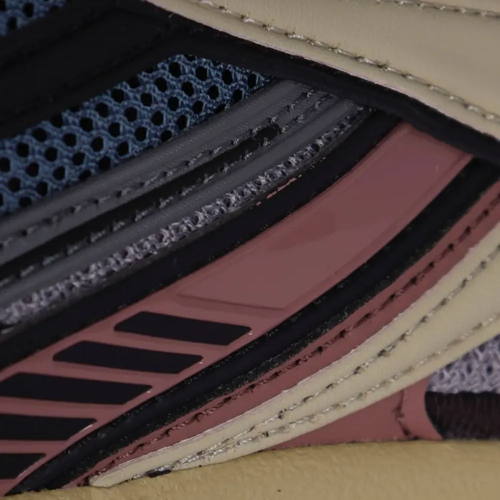 Кроссовки со вставками