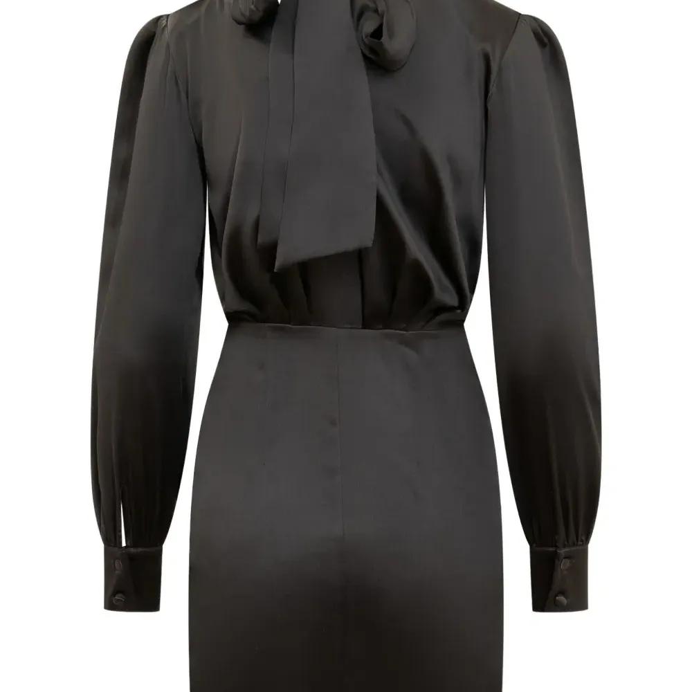 Платье с высоким воротником