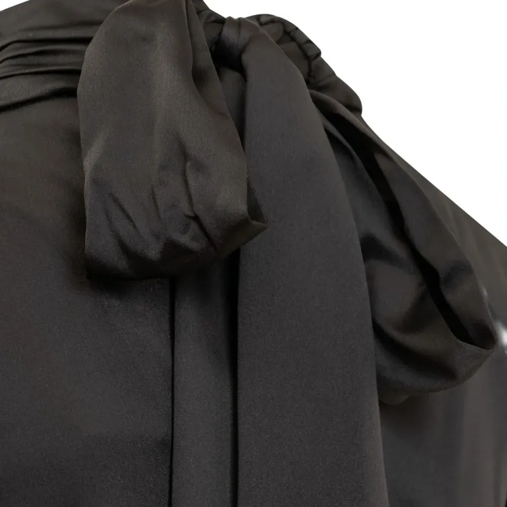 Платье с высоким воротником