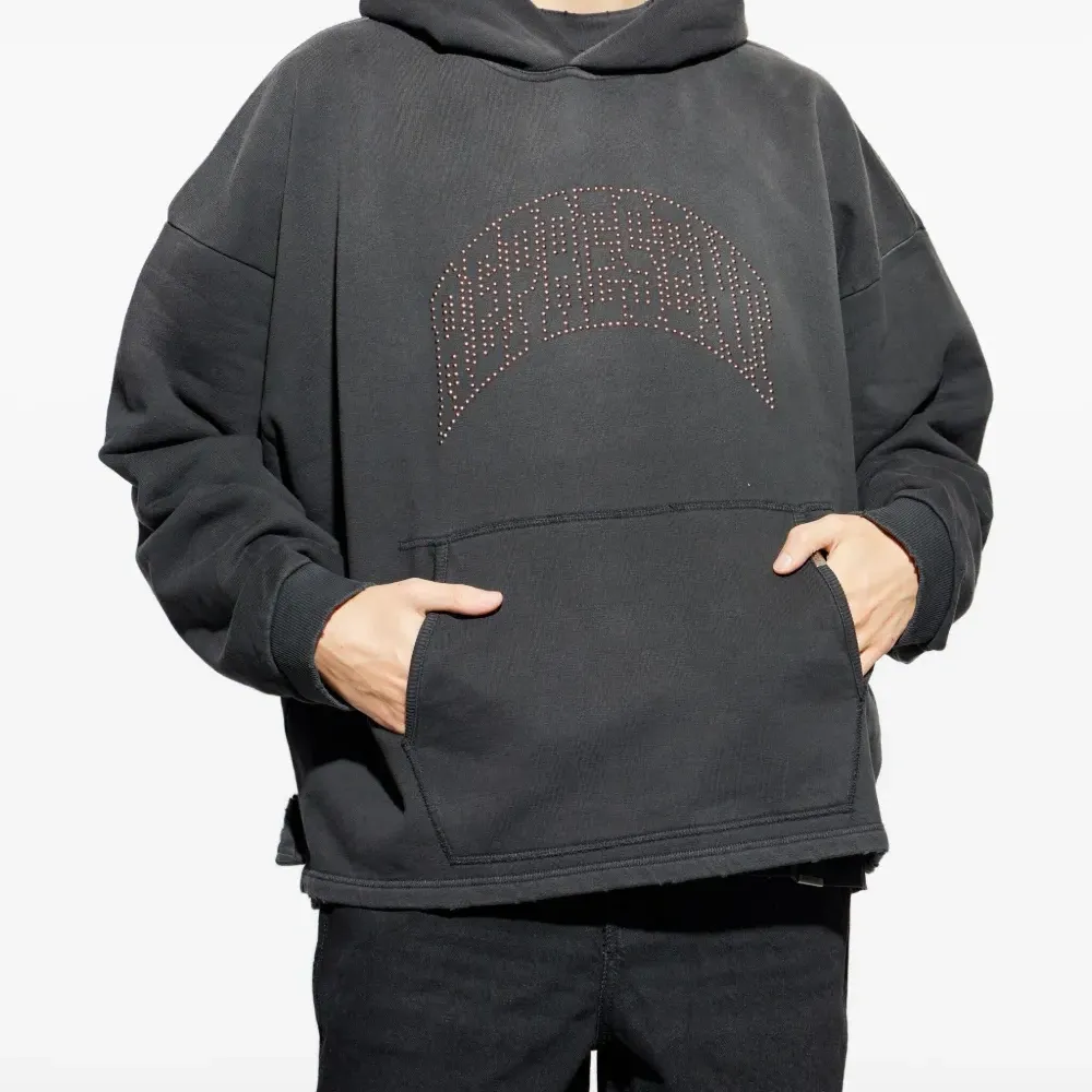 Трикотаж с капюшоном и заклепками